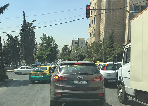 الشرطي الوطني النشمي يفاجئ السائق ويطلب منه الرجوع إلى الخلف
