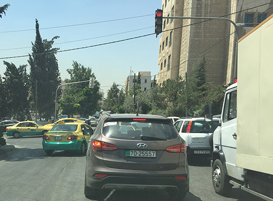 حاول السائق ان يتحايل على الشرطي وان يبقى امام بقية السيارات لكن الشرطي أصر على عودته إلى الخلف