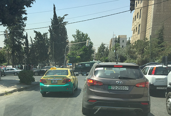 يستمر السائق ظنا منه ان الشرطي مثل معظم الشرطة للاسف سيتجاهل مخالفته